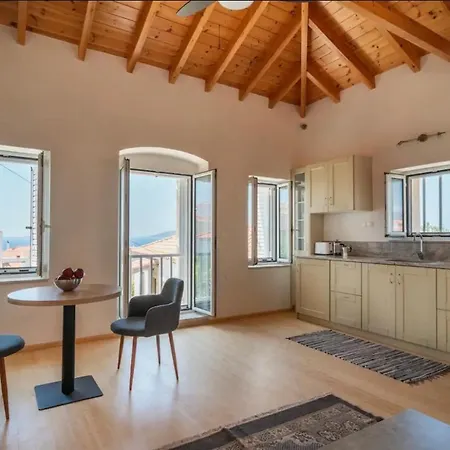 Oasis -- Upper House Neápolis