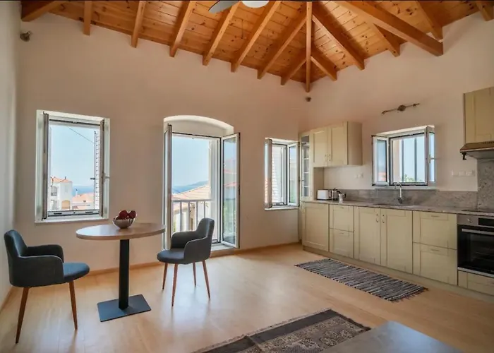 Oasis -- Upper House Neápolis